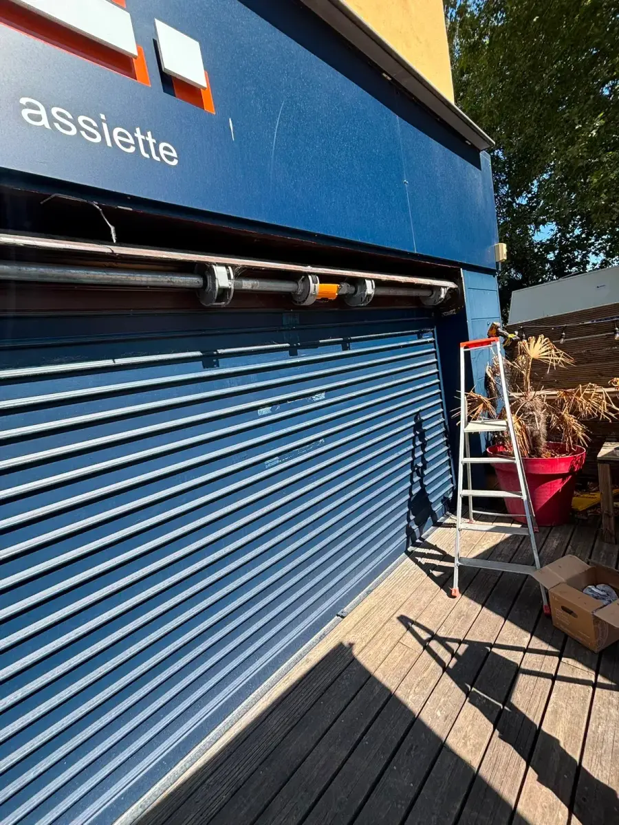 Installation et pose de rideau métallique à Marseille 8