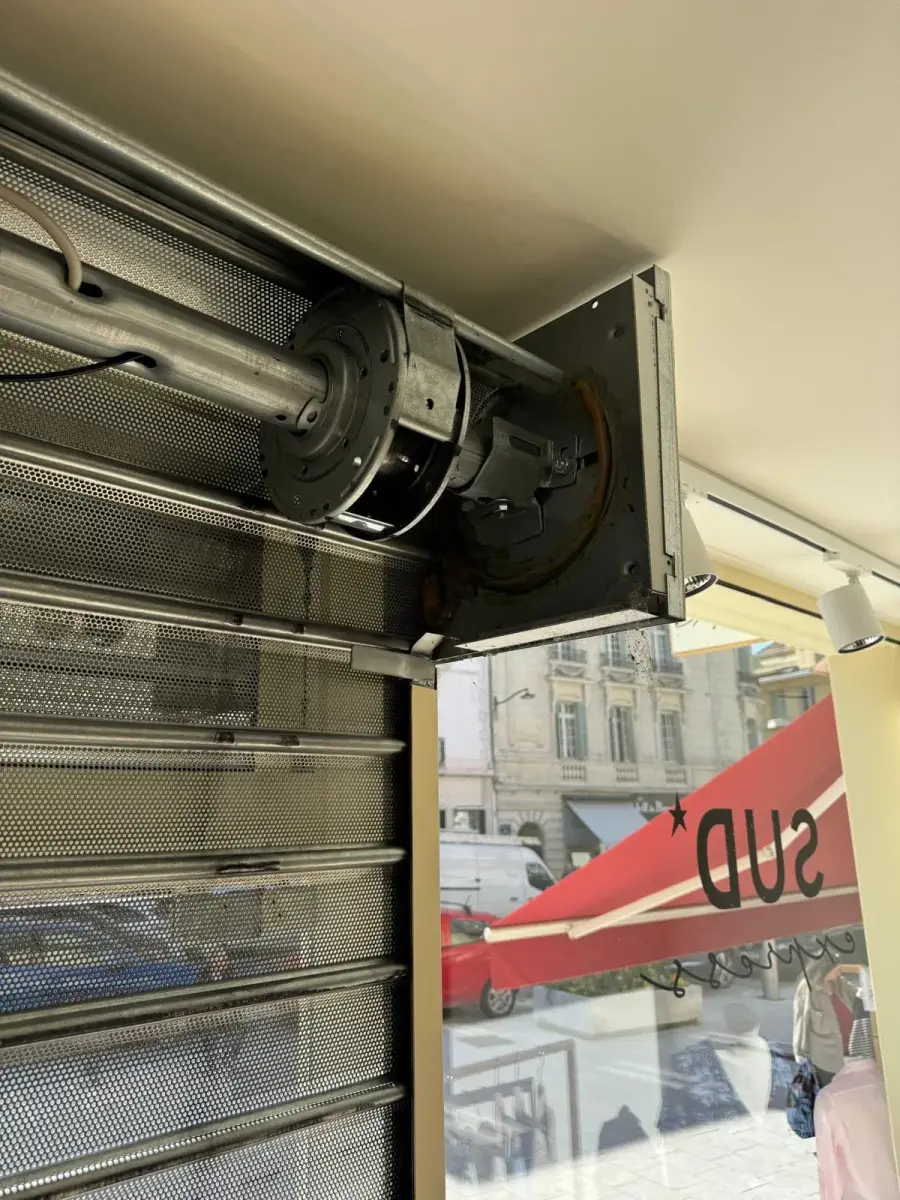 Motorisation de rideau métallique à Marseille 8